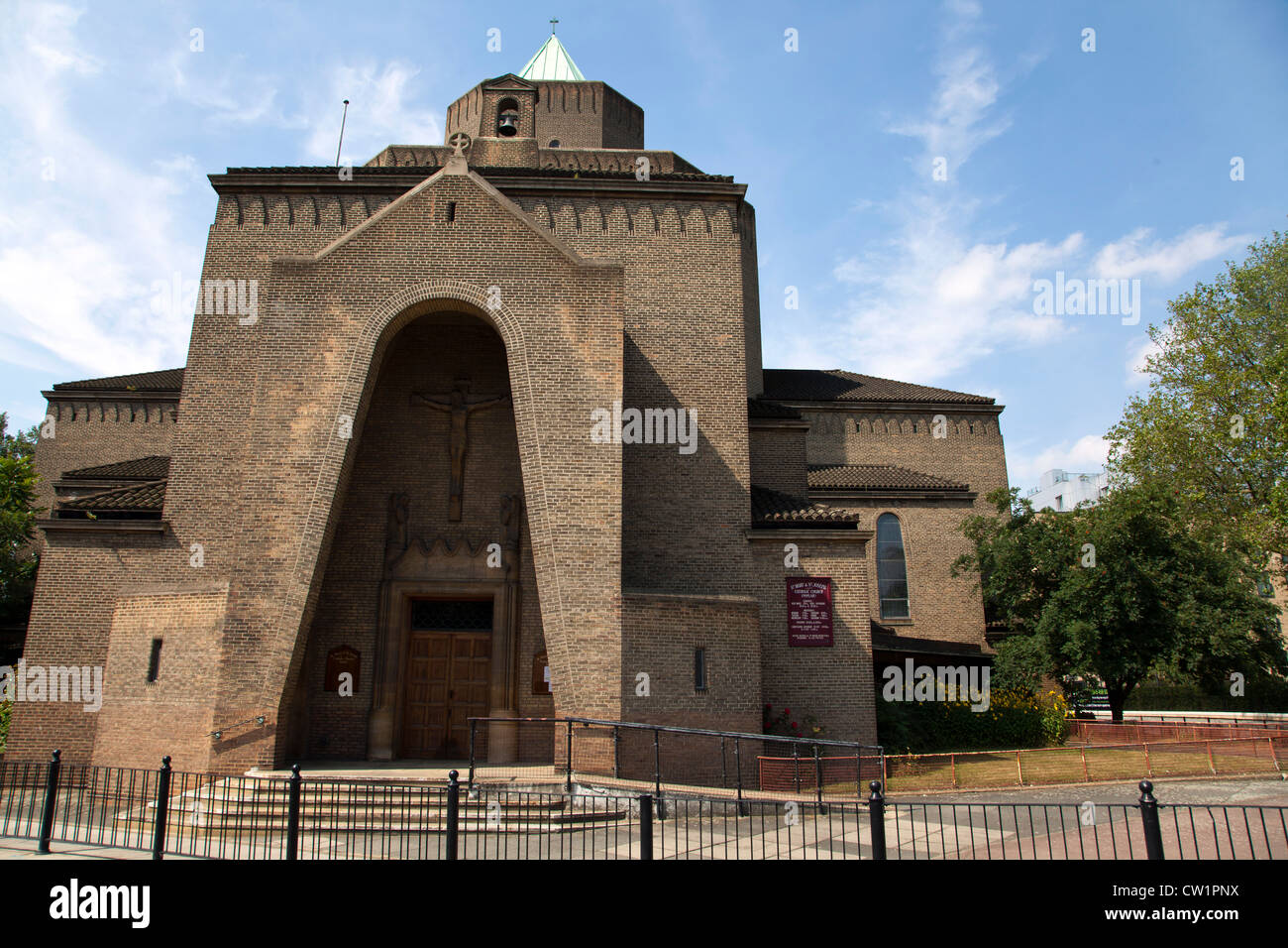 Basilica di Santa Maria e la chiesa di San Giuseppe da architetto Adrian Gilbert Scott, Superiore North Street, pioppo, Londra, Inghilterra, Regno Unito. Foto Stock