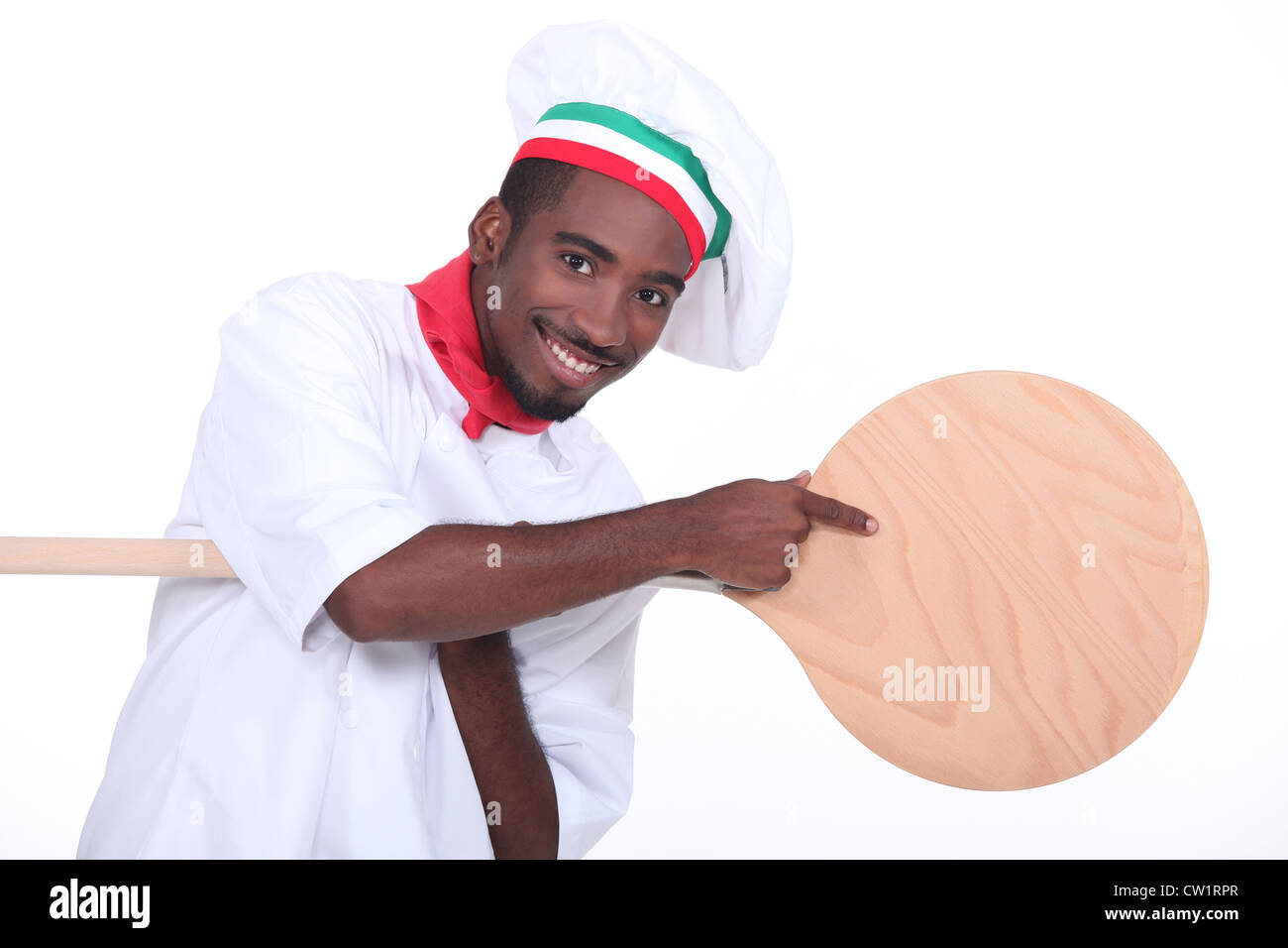 Pizzaiolo che puntano a una pizza peel Foto Stock