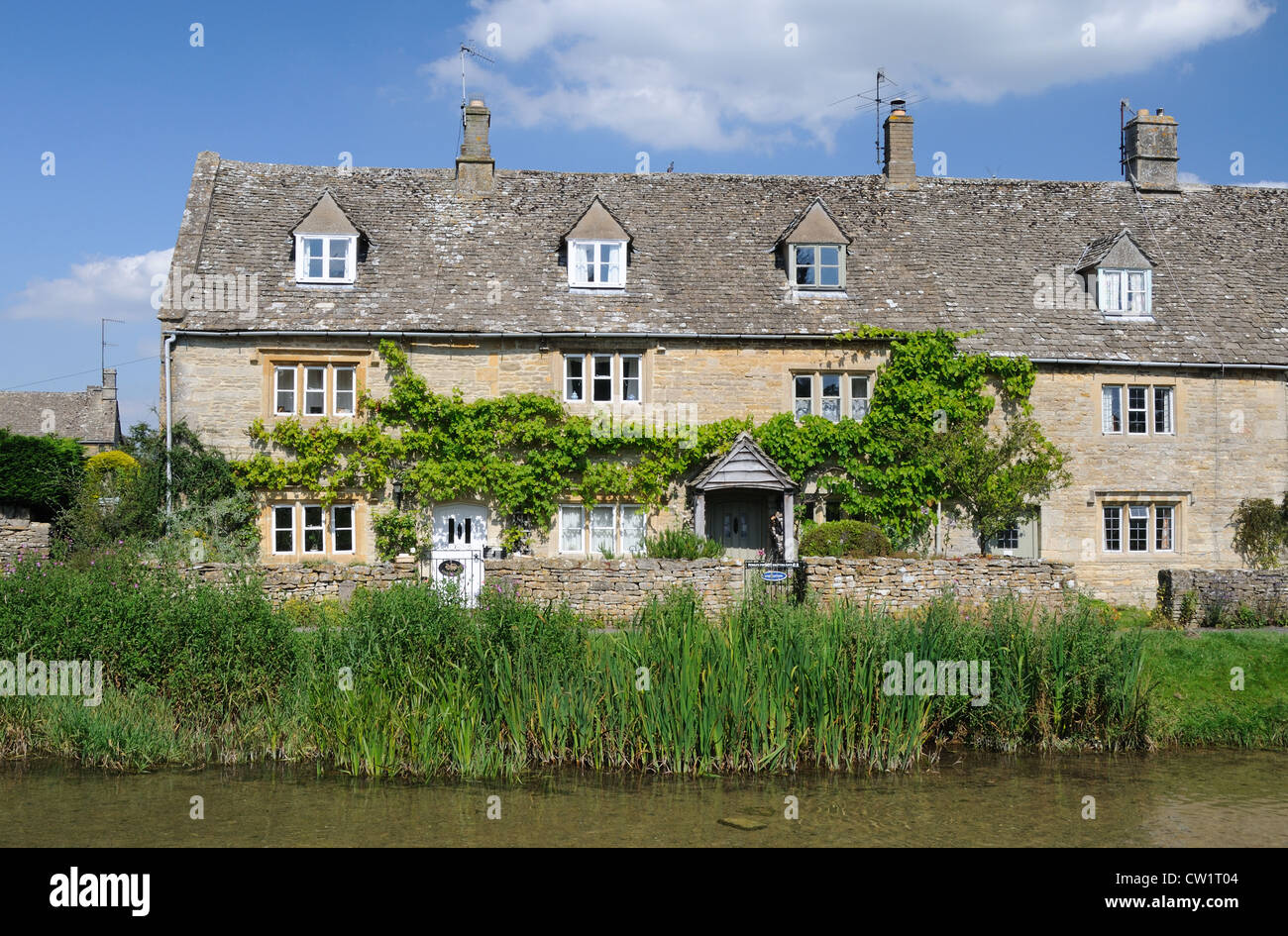 Cottages dal fiume occhio in Lower Slaughter, Gloucestershire, Inghilterra Foto Stock