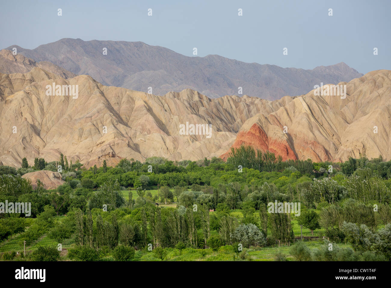 Valle e le montagne al confine del Tagikistan e del Kirghizistan, regione Isfara, Tagikistan Foto Stock