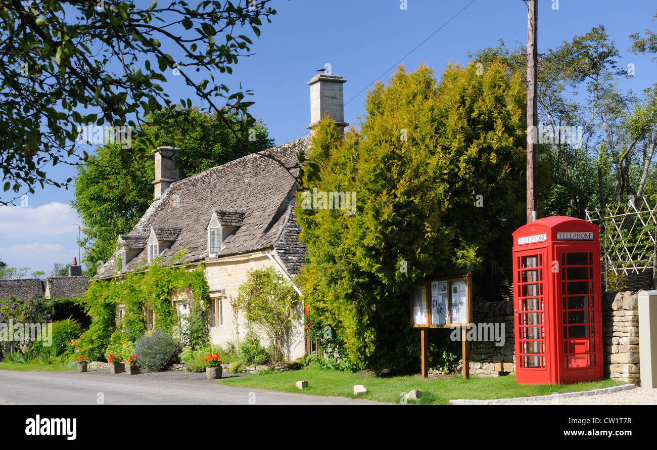 Cottage di glicine, in Taynton, Oxfordshire, Inghilterra Foto Stock
