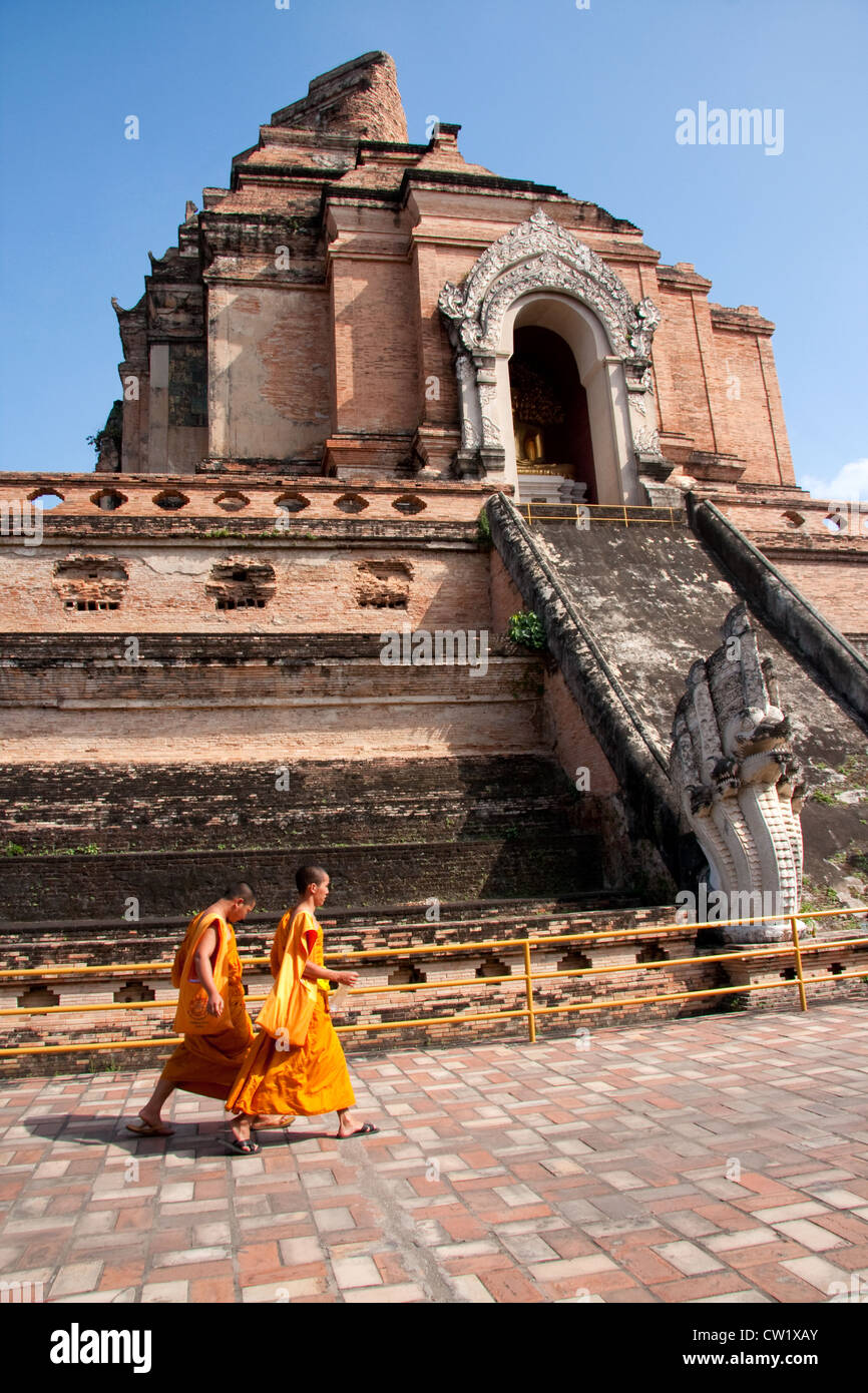 Due monaci a piedi nella parte anteriore del Wat Chedi Luang, Chiang Mai, Thailandia Foto Stock