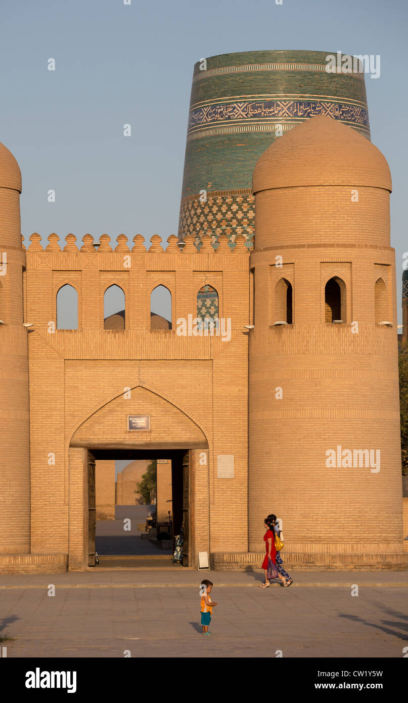 Cancello a ovest di Ichan Kala e Kalta Minar, Khiva, Uzbekistan Foto Stock