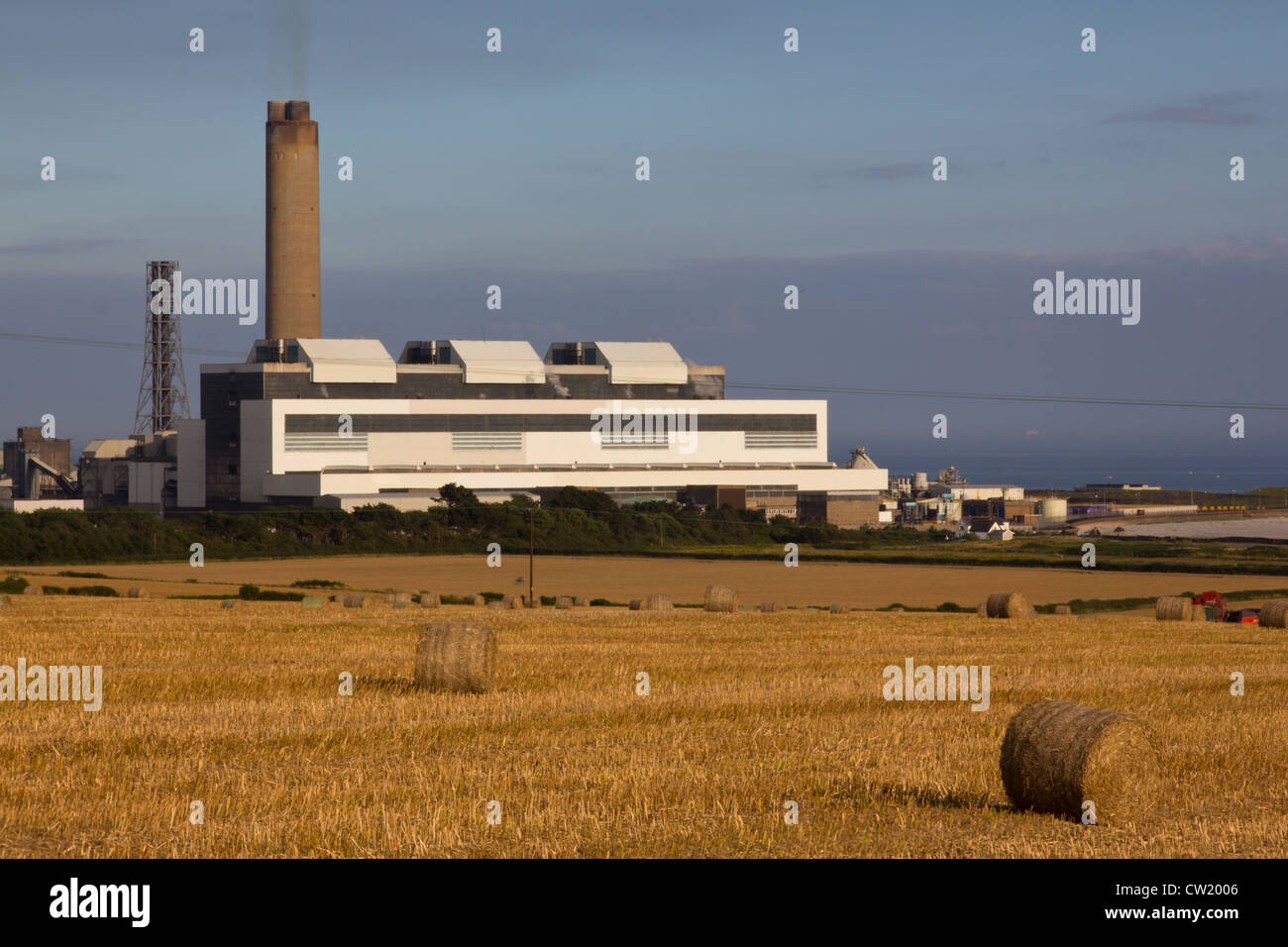 Aberthaw stazione di potenza, alimentati a carbone e la biomassa, Vale of Glamorgan, con grande balla paglia in primo piano Foto Stock