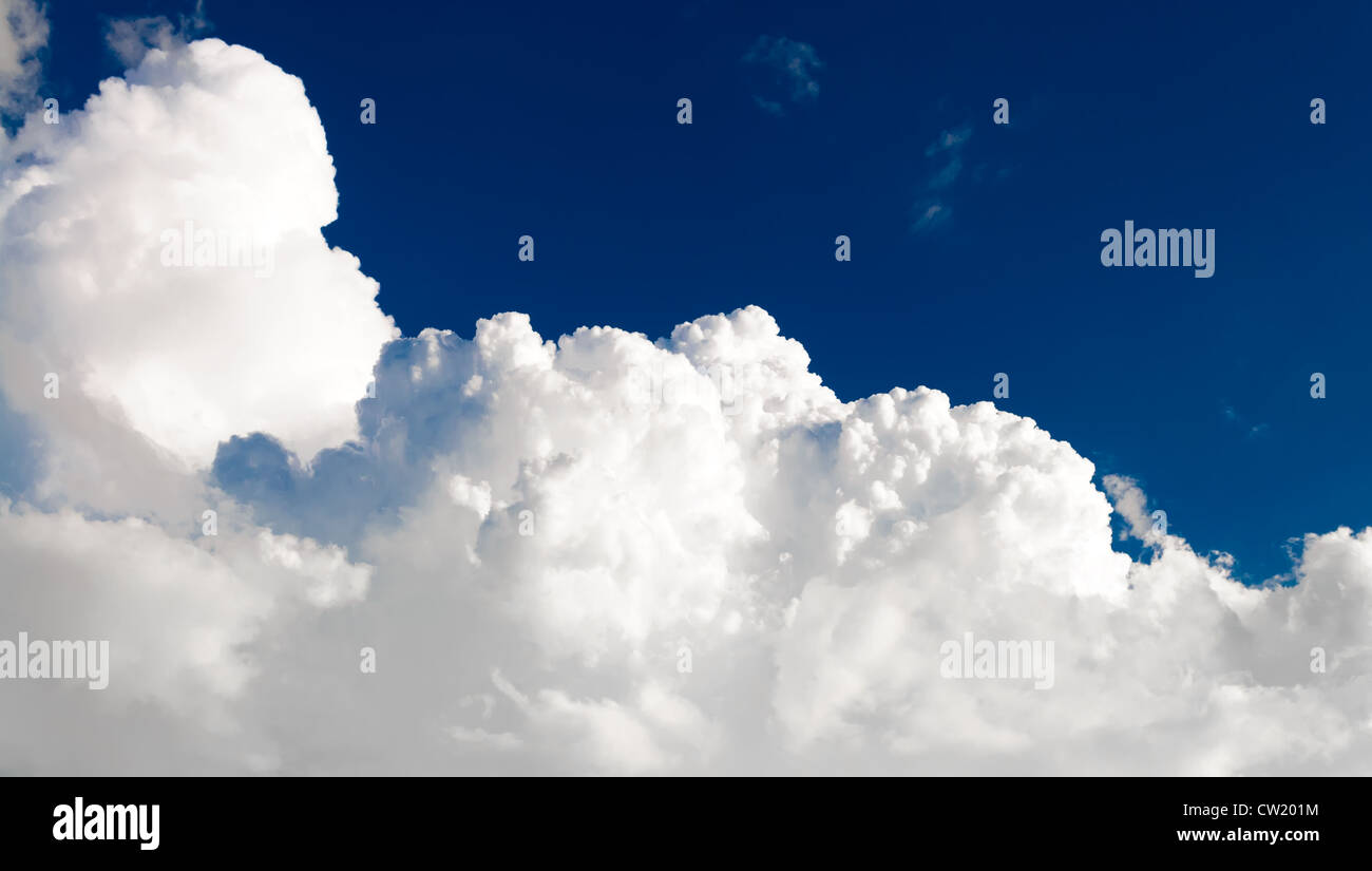 Il Cloud scape sfondo cielo sopra il cielo blu Foto Stock