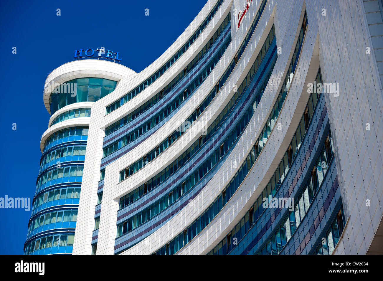 Moderno edificio di uffici oltre il cielo blu Foto Stock