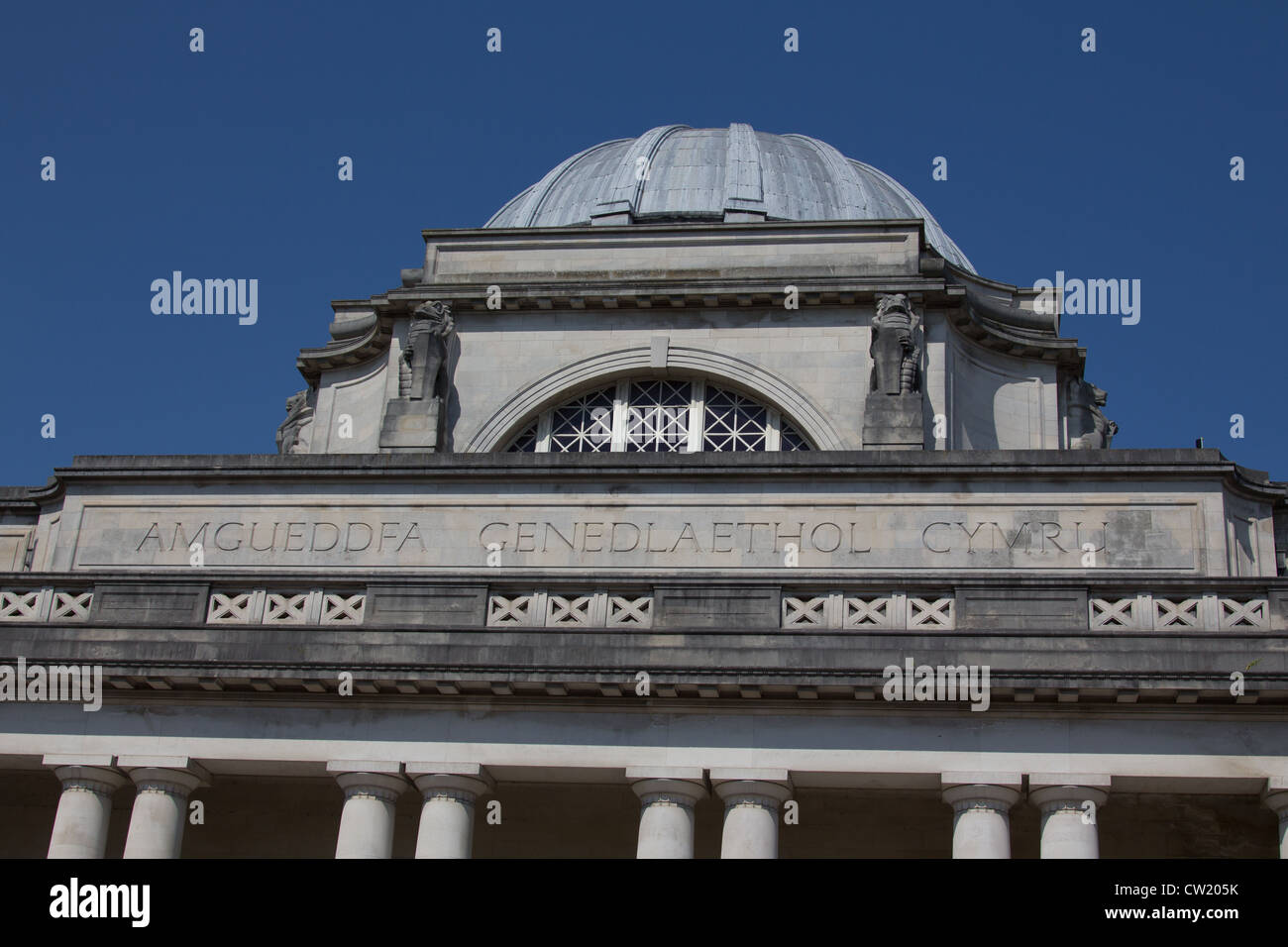 Musei nazionali e le gallerie del Galles, Cathays edificio, Cardiff, Amgueddfa Genedlaethol Cymru iscrizione in pietra Foto Stock