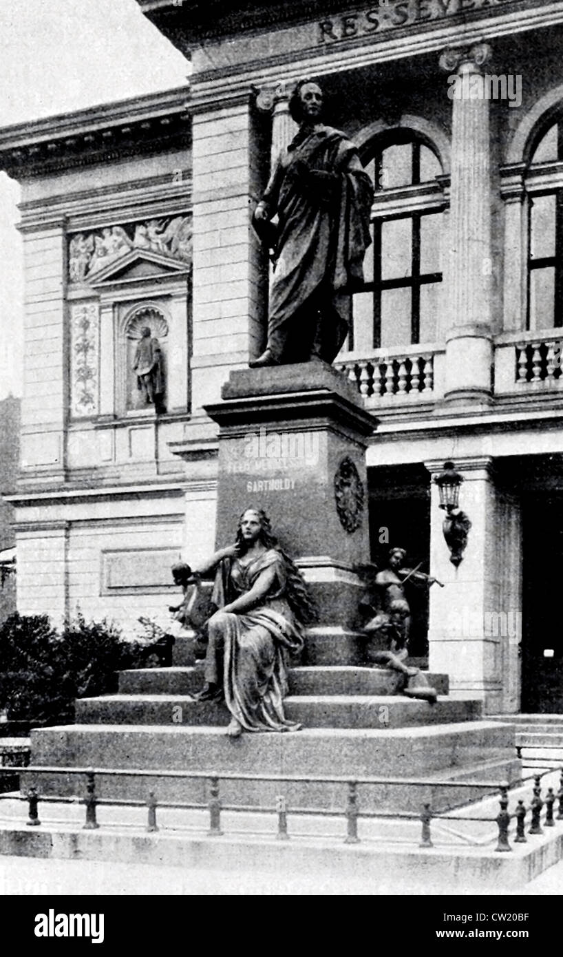 Un monumento di fronte alla nuova sala da concerto a Leipzig Foto Stock