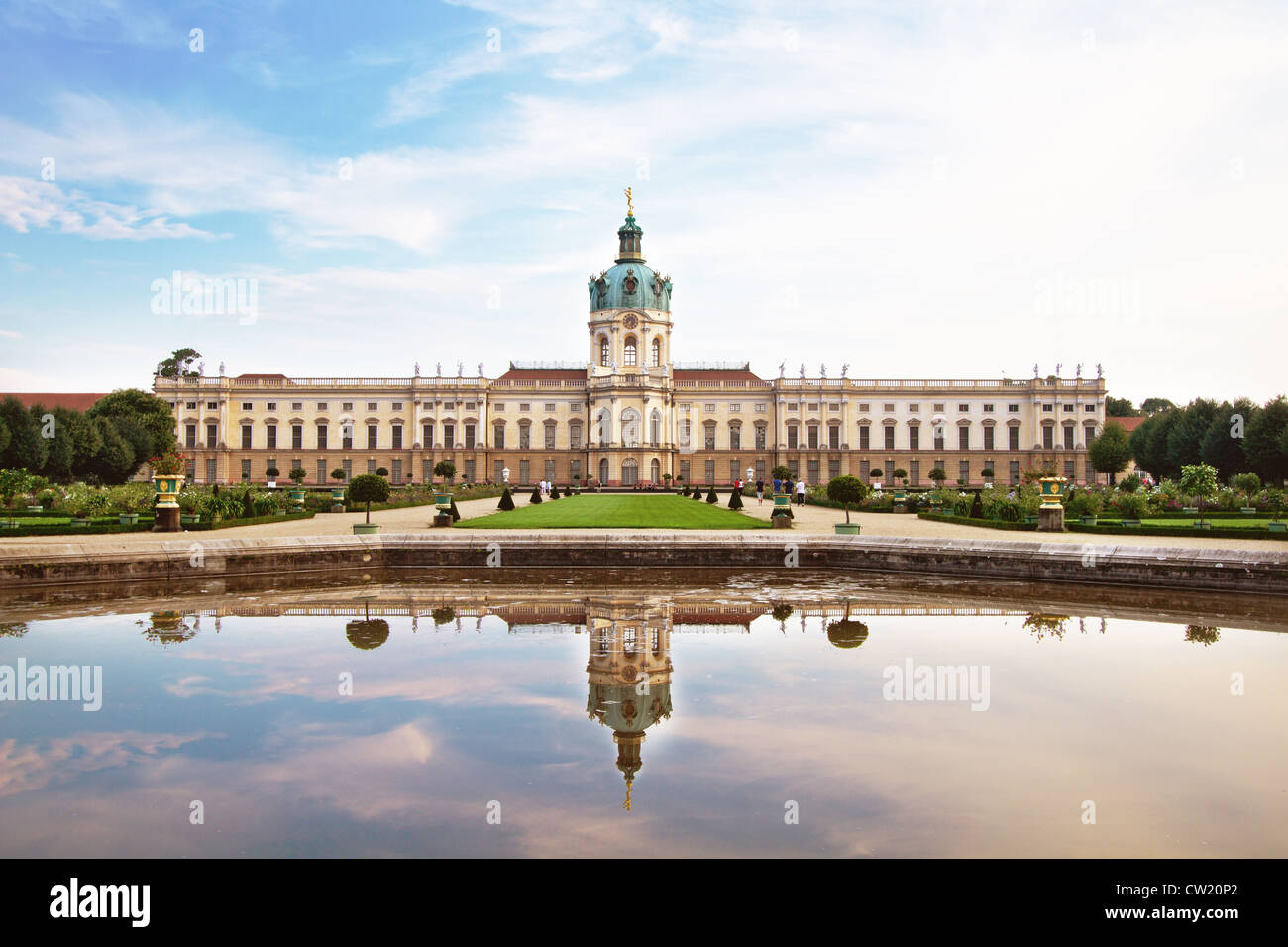 Panorama con il castello di Charlottenburg con la riflessione in acqua e del parco a Berlino, Germania Foto Stock