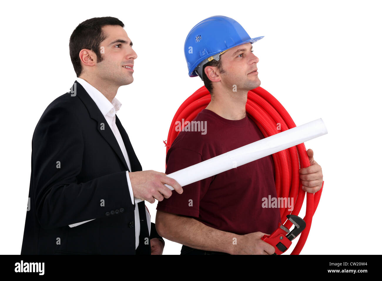 Un idraulico e un manager guardare qualcosa Foto Stock
