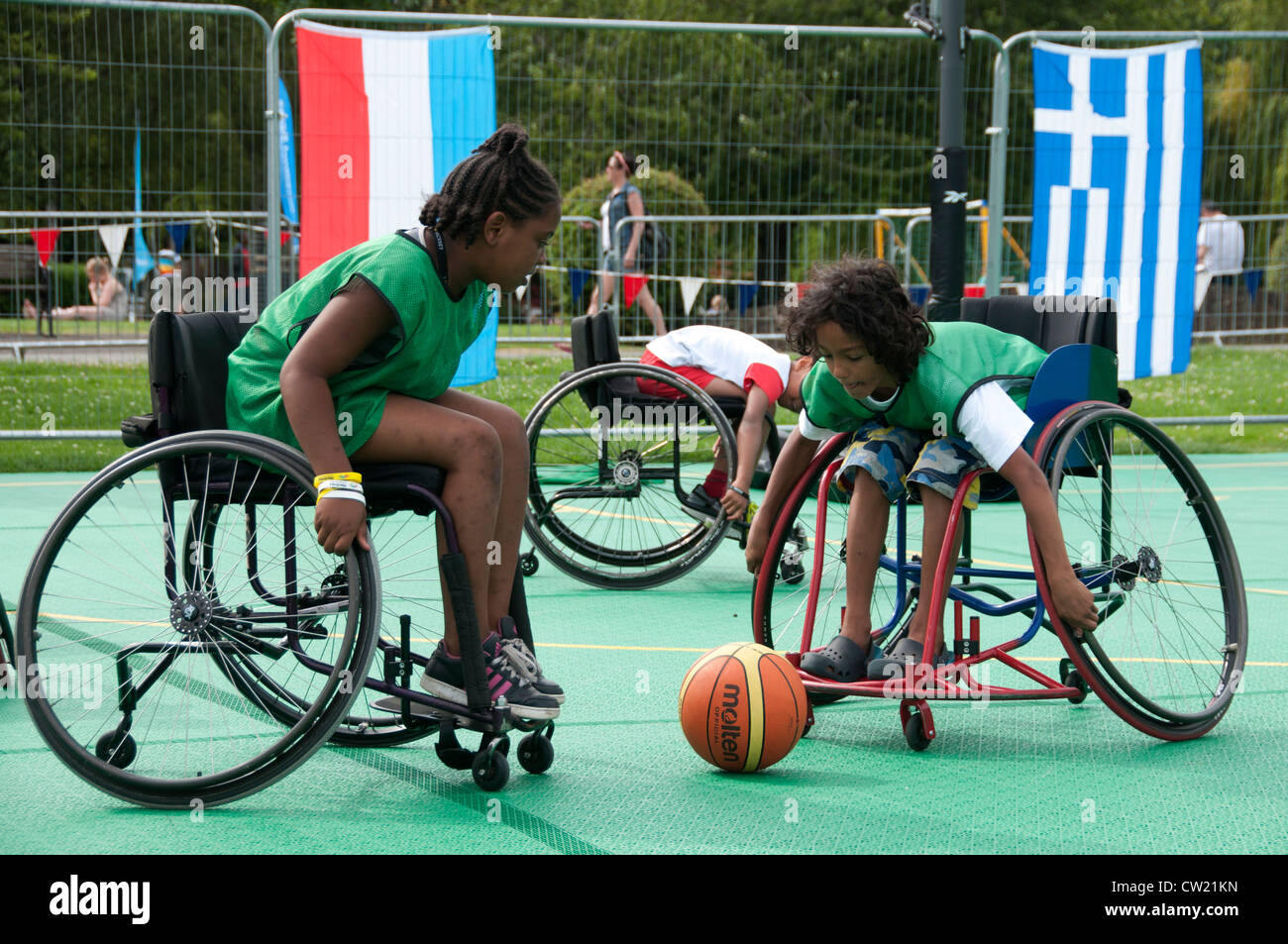 Haggerston Park Live Olympic schermo. In grado corposi i bambini hanno la possibilità di giocare a basket in carrozzella Foto Stock