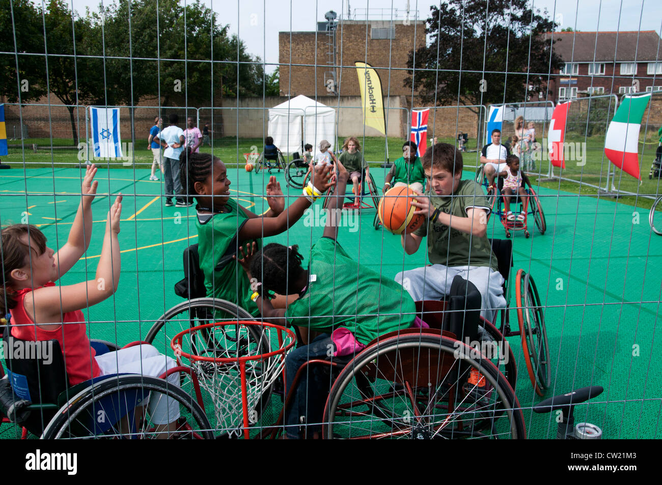 Haggerston Park Hackney Londra. Live Olympic schermo. In grado corposi i bambini hanno la possibilità di giocare a basket in carrozzella Foto Stock