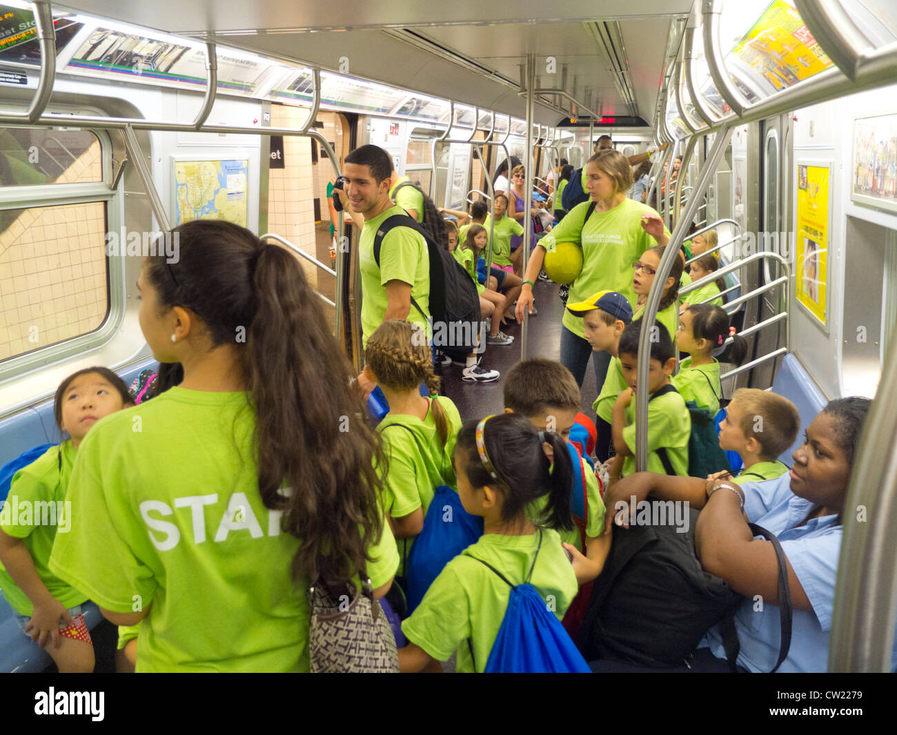 Gruppo di studenti sulla metropolitana Foto Stock