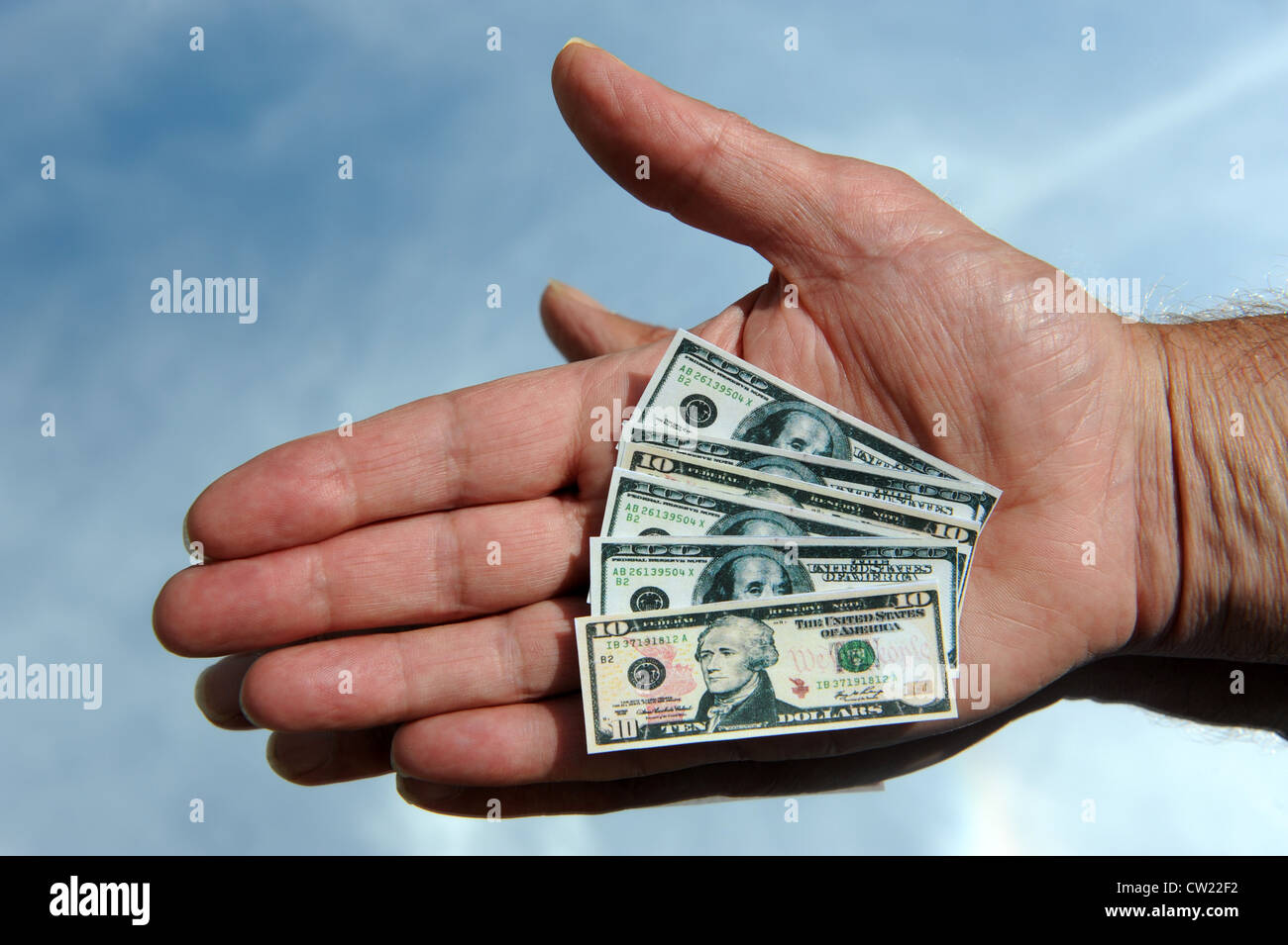 In miniatura dollari americani in una mano Stati Uniti di USA valuta Stati Uniti Foto Stock