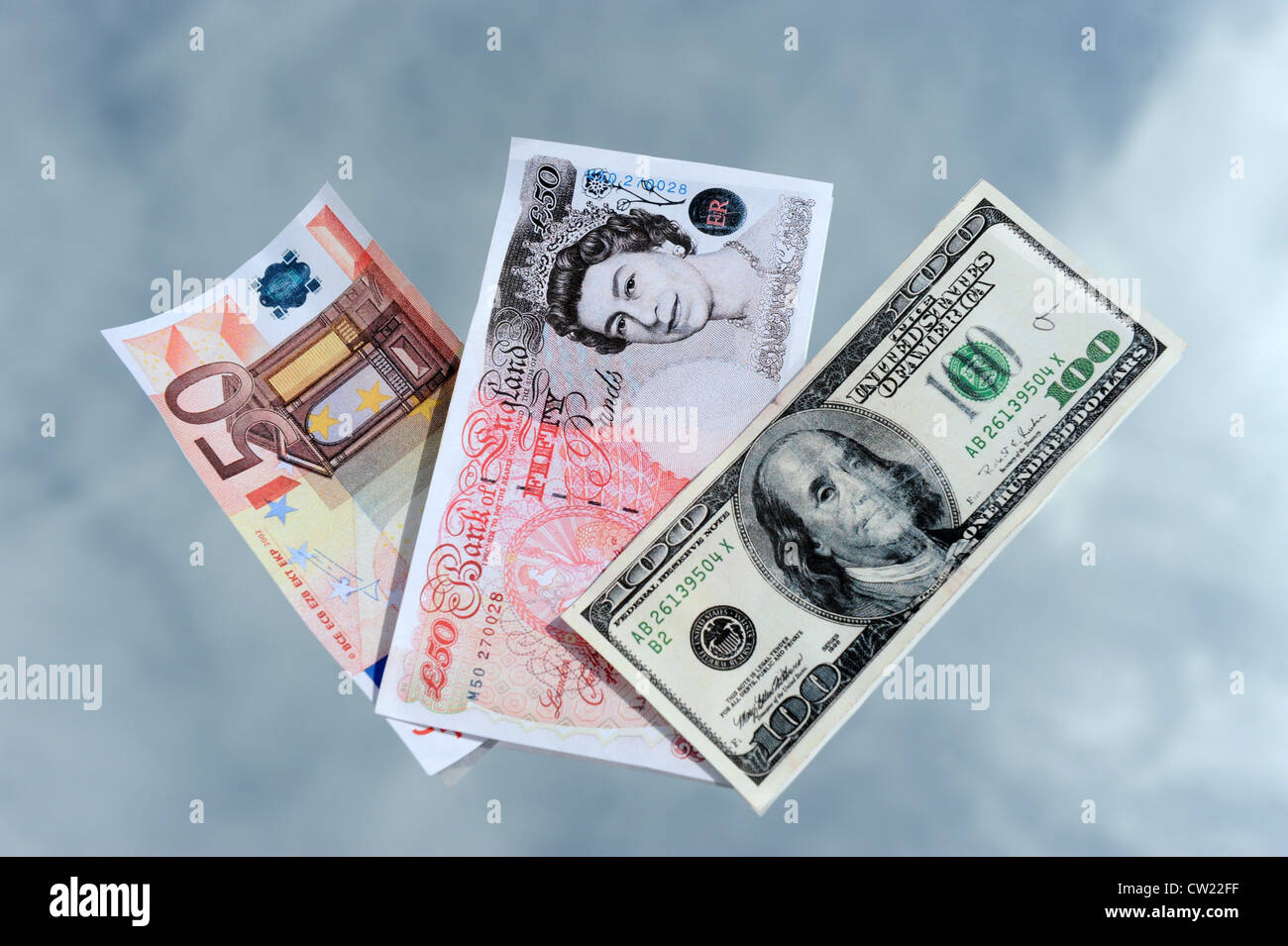 Euro dollari e sterline moneta note contro sky Foto Stock