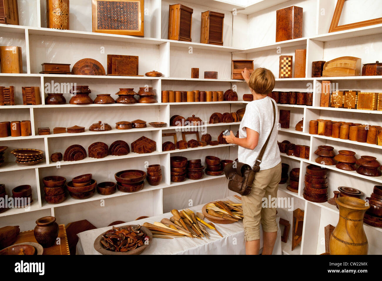 Tourist shopping per l'artigianato del legno doni, Essaouira, Marocco Foto Stock