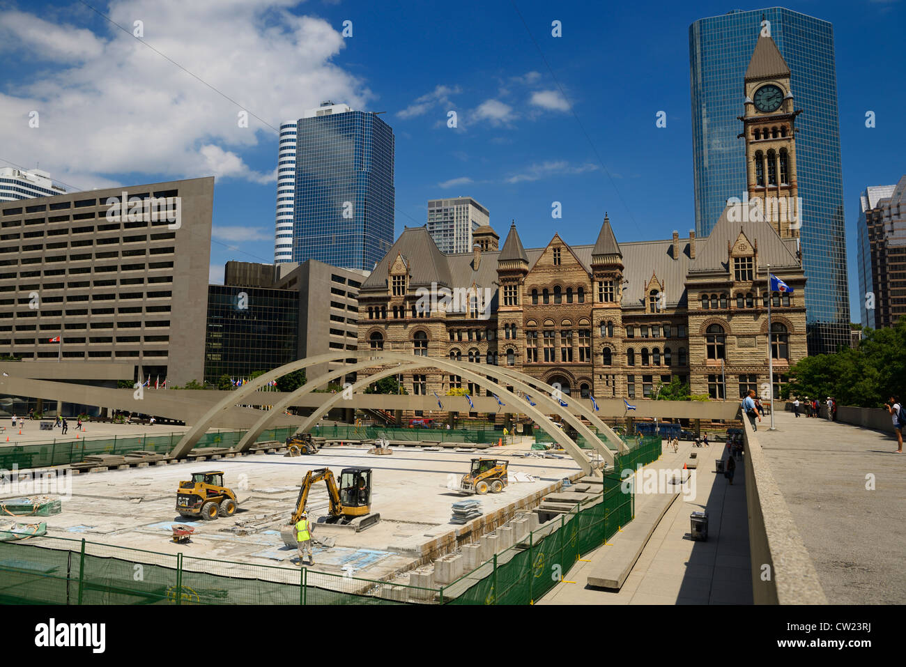 La ricostruzione di stagno riflettente e la pista di pattinaggio invernale a Nathan Philips Square Toronto in Canada con il vecchio Municipio Foto Stock