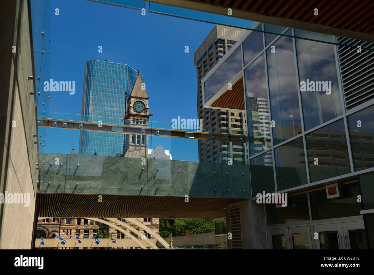 Vista della vecchia Toronto City Hall attraverso il nuovo pattino pavilion e concessione edilizia Foto Stock