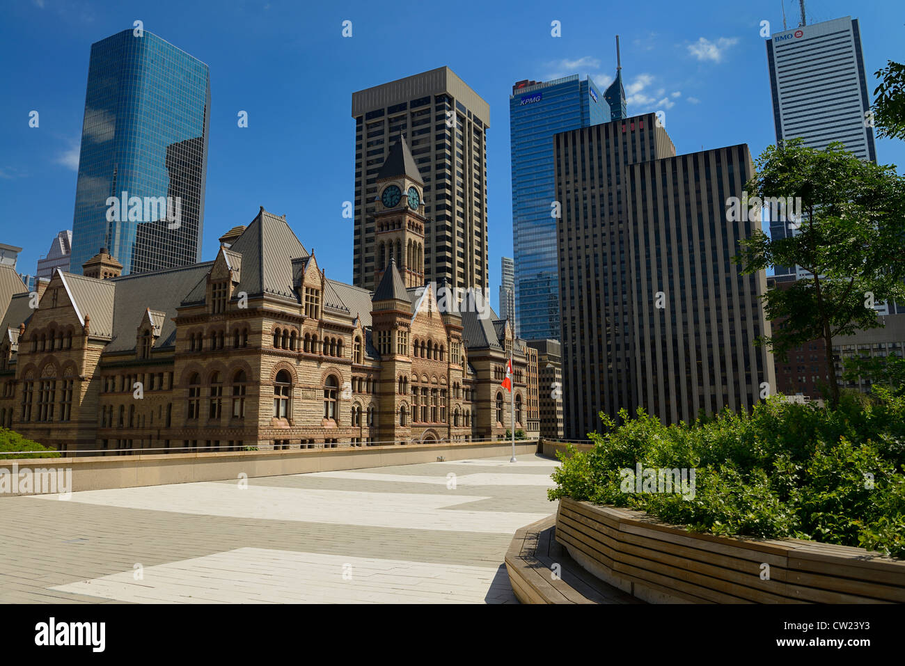 Il giardino sul tetto e di un patio a Toronto city hall con il vecchio municipio e il grattacielo torri Foto Stock