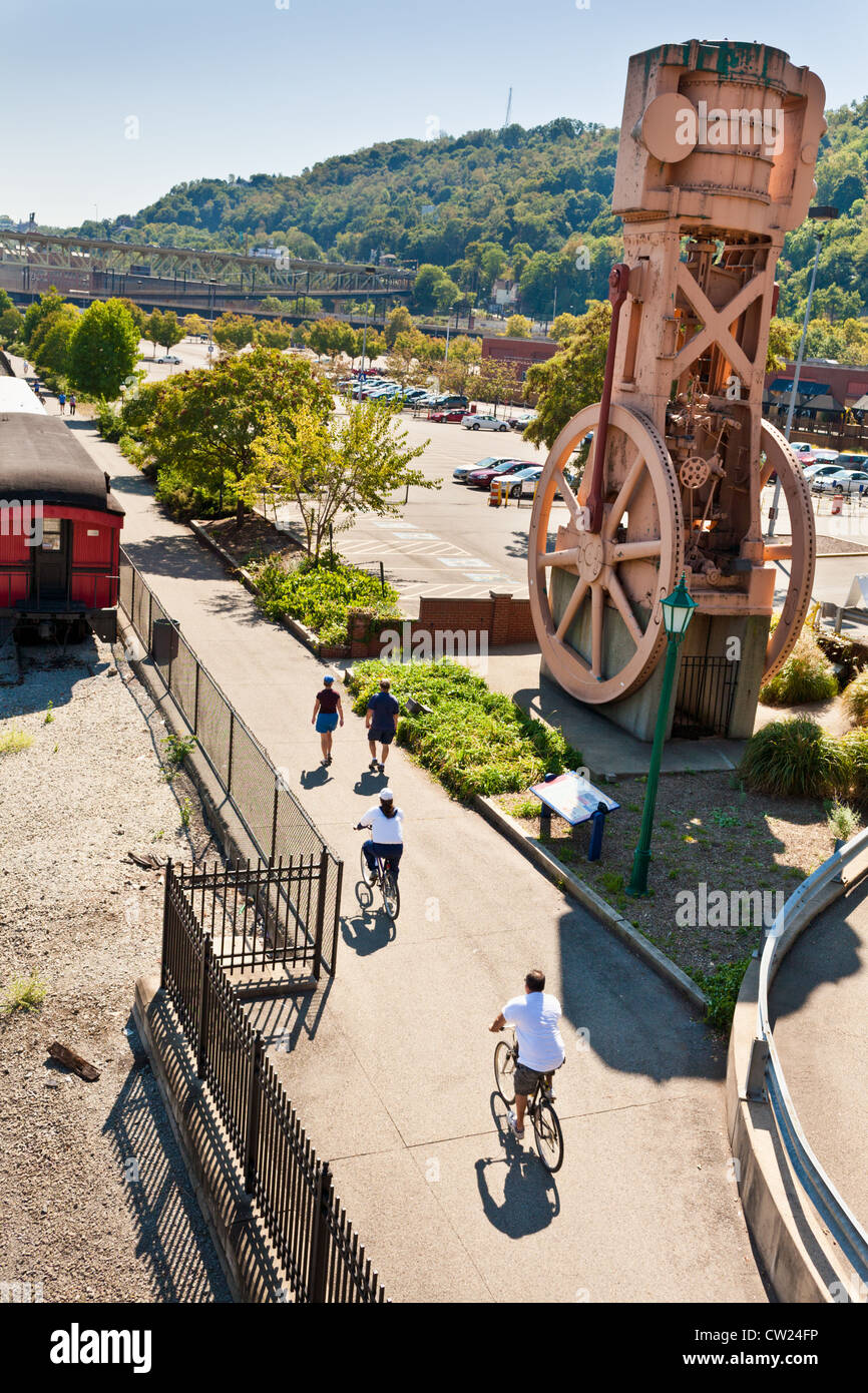 Camminatori e ciclisti sul lungofiume di manufatti industriali di Pittsburgh, Pennsylvania Foto Stock