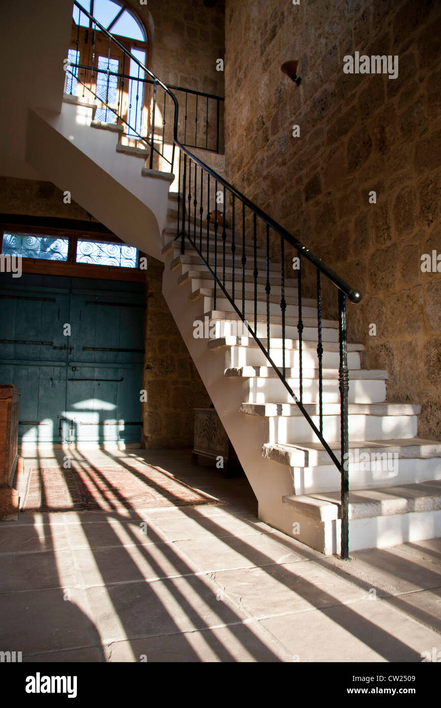 Le ombre della sera e la luce su un corridoio e scale di pietra di una villa in Cipro Foto Stock