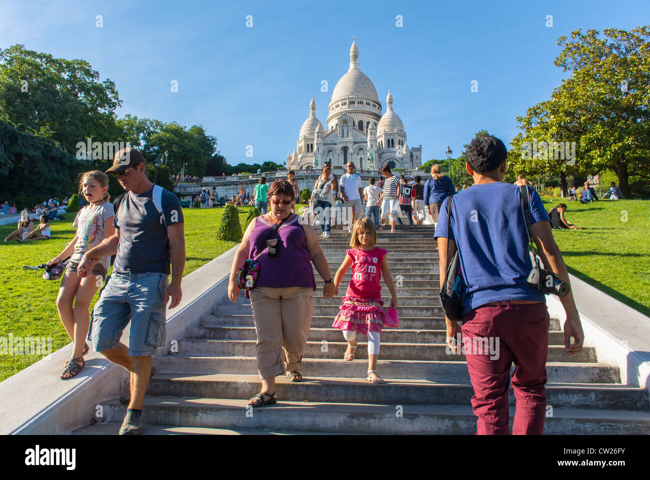 Parigi, Francia, folla turisti che visitano i giardini pubblici, nel quartiere di Montmartre, salendo la scalinata per la Basilica del Sacro cuore, Parigi estiva, scale delle persone, giorno di sole, scalate delle scale Foto Stock