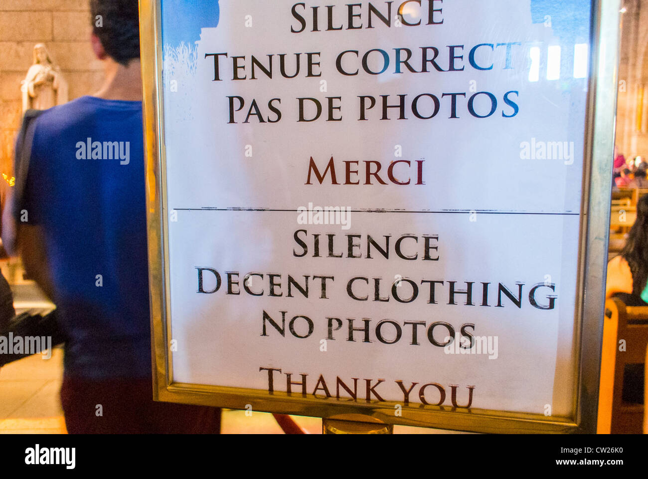 Parigi, Francia, turisti che visitano all'interno della Chiesa Cattolica Francese, la Basilica del 'Sacro cuore', l'Area di Montmartre, il cartello 'No photography' Foto Stock