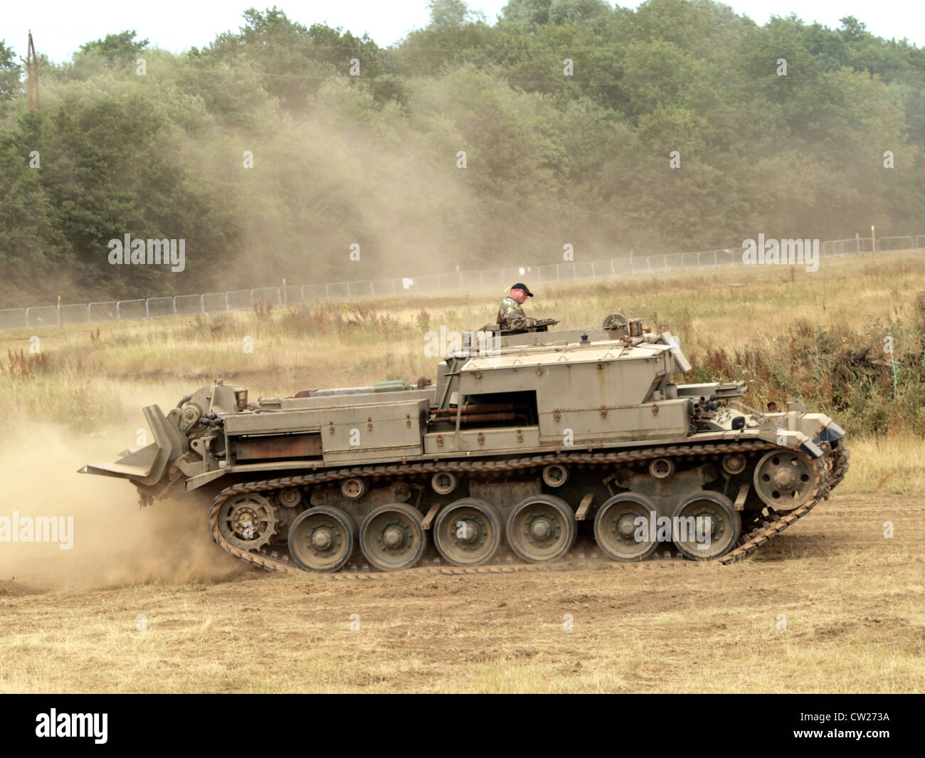 Il Centurion Recovery Vehicle è un veicolo di recupero blindato (ARV) basato sul telaio del carro armato Centurion, utilizzato per le operazioni di recupero e riparazione sul campo di battaglia. È dotato di un potente verricello e di attrezzature di sollevamento per aiutare a recuperare i veicoli danneggiati durante gli scontri militari. Foto Stock