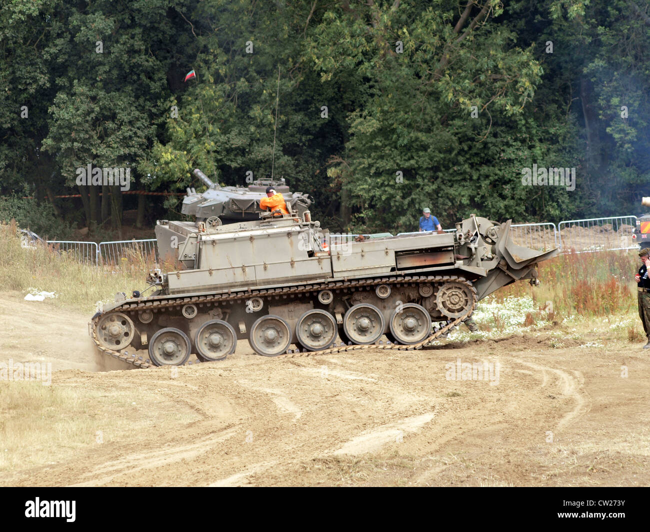 Il Centurion Recovery è un veicolo militare utilizzato per operazioni di recupero e riparazione in ambienti di battaglia. Il suo design potente e la struttura corazzata lo rendono essenziale per il salvataggio di veicoli danneggiati durante le missioni di combattimento. Foto Stock