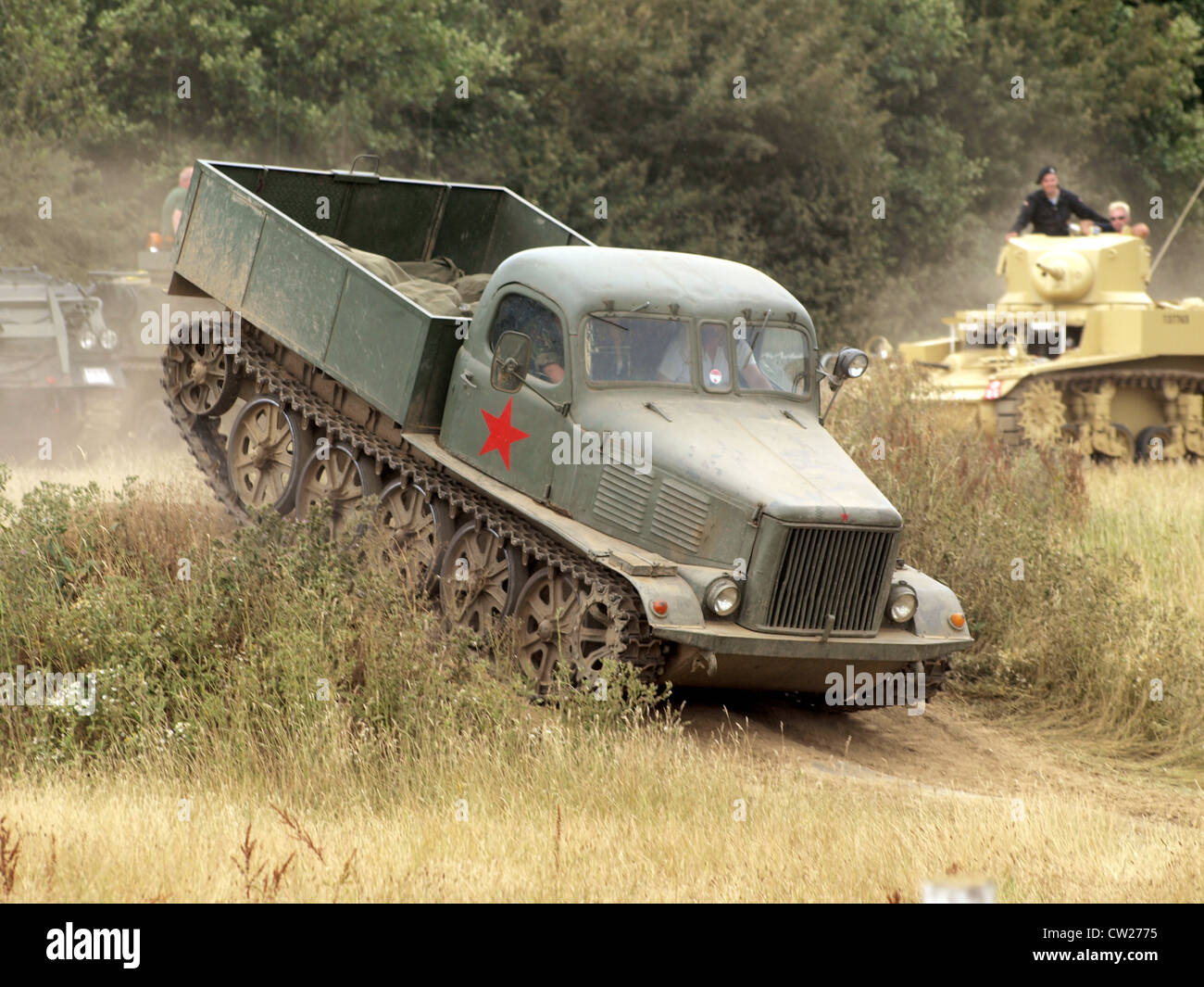 Il trattore a pistola ATLM è un veicolo militare progettato per trasportare l'artiglieria e fornire supporto sul campo di battaglia. È dotato di armature e binari pesanti per operare nelle zone di combattimento. Foto Stock