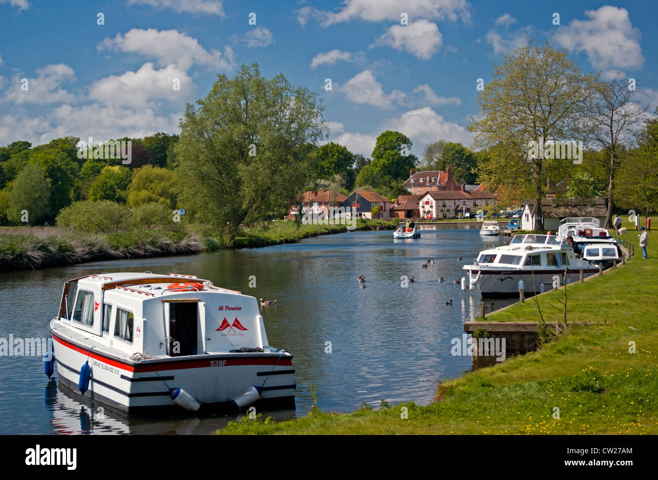 Il fiume Bure a Coltishall comune, Norfolk, un pittoresco su Norfolk Broads. Foto Stock