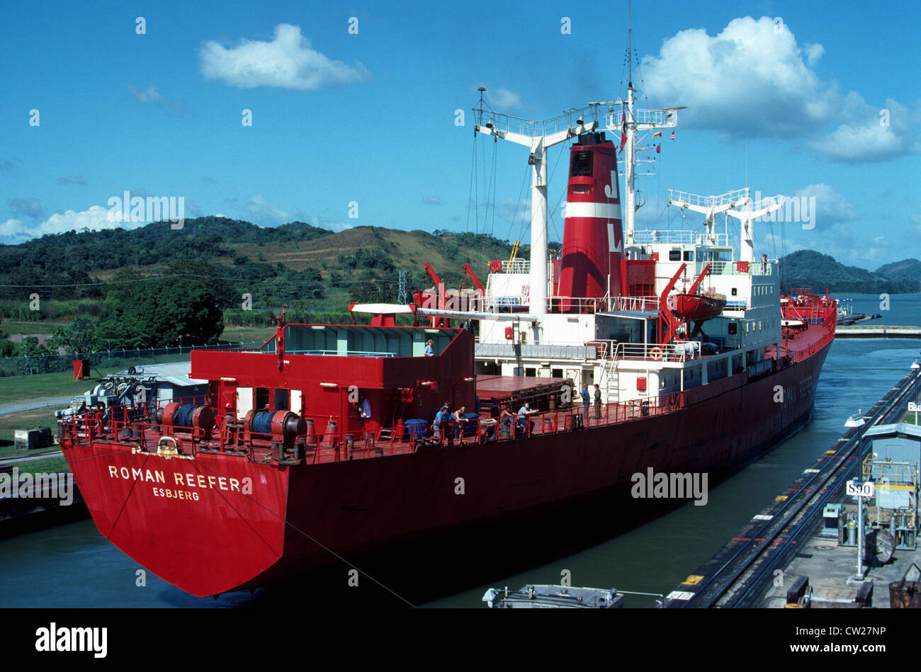 Un rosso carico refrigerato nave sorge in Miraflores Locks di passare attraverso il canale di Panama dall'Oceano Pacifico all'Oceano Atlantico in Panama. Foto Stock