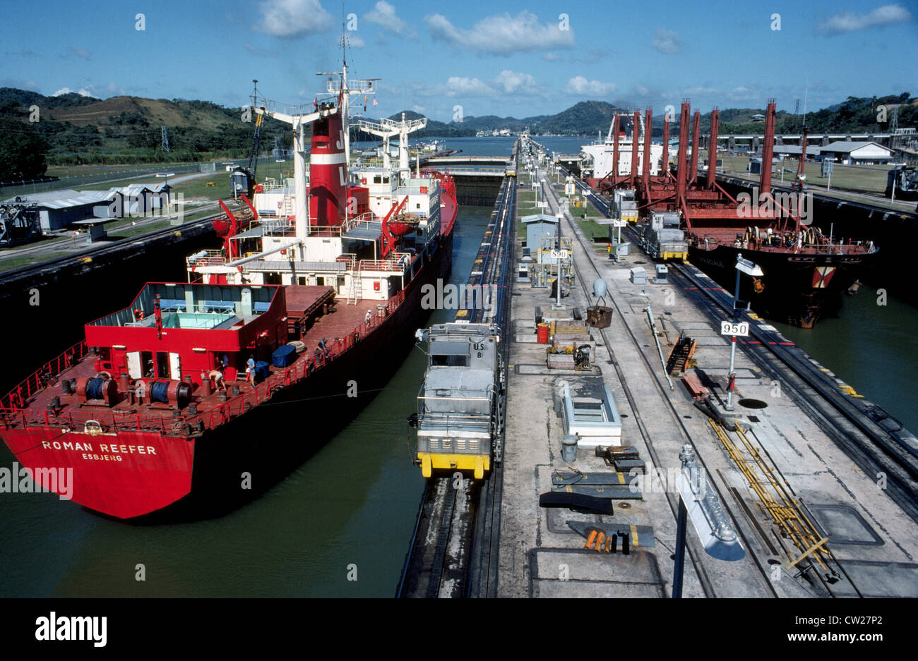 Due navi cargo passano in direzioni opposte in Miraflores Locks che passano attraverso il canale di Panama dall'Oceano Pacifico all'Oceano Atlantico. Foto Stock