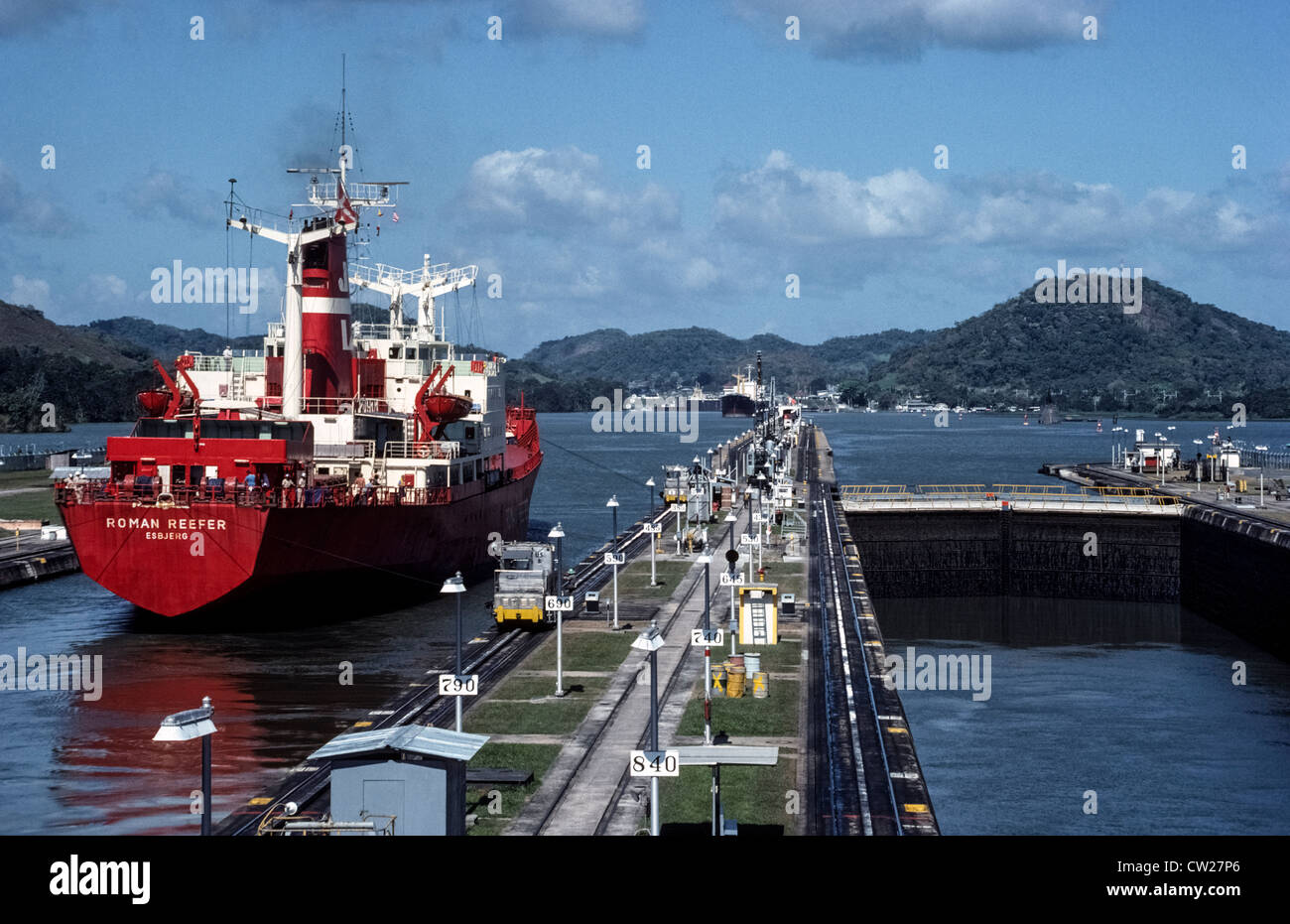 Un rosso carico refrigerato nave sorge in Miraflores Locks di passare attraverso il canale di Panama dall'Oceano Pacifico all'Oceano Atlantico in Panama. Foto Stock