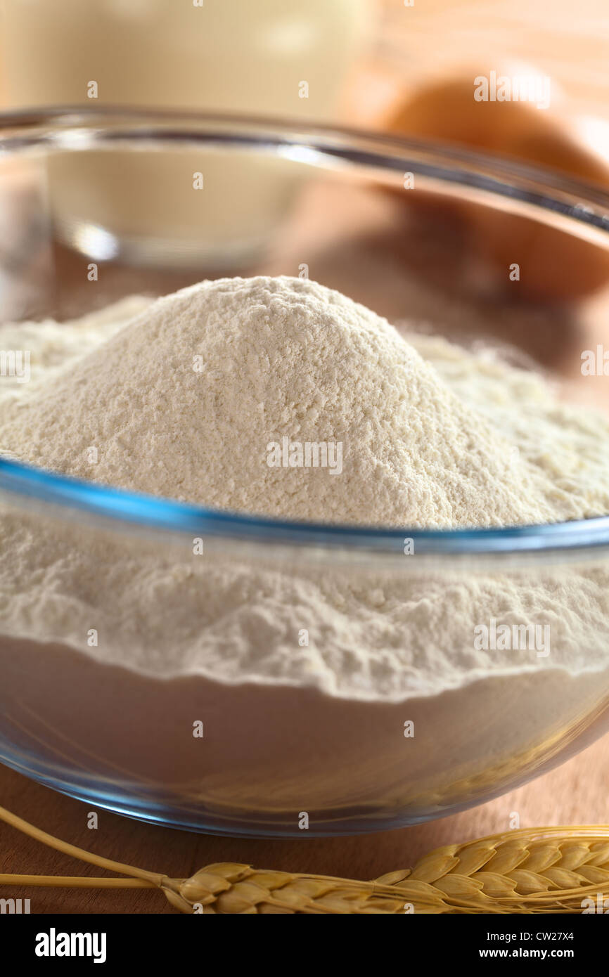 Preparare una pasta/l'impasto per crespelle o frittelle di farina di grano in recipiente di vetro, latte e uova in retro Foto Stock