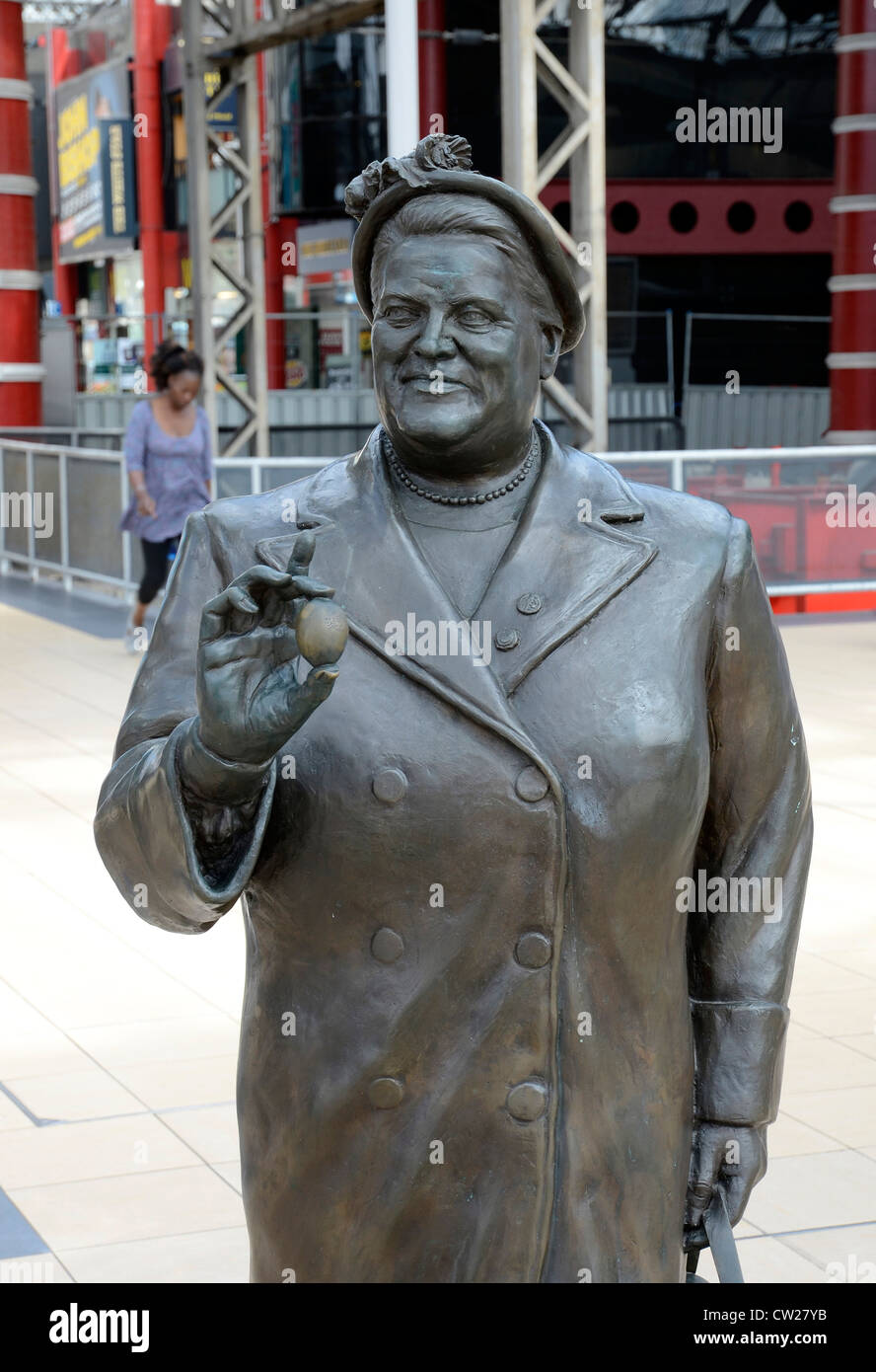 La statua di ' Bessie Braddock ' un famoso politico di Liverpool Foto Stock