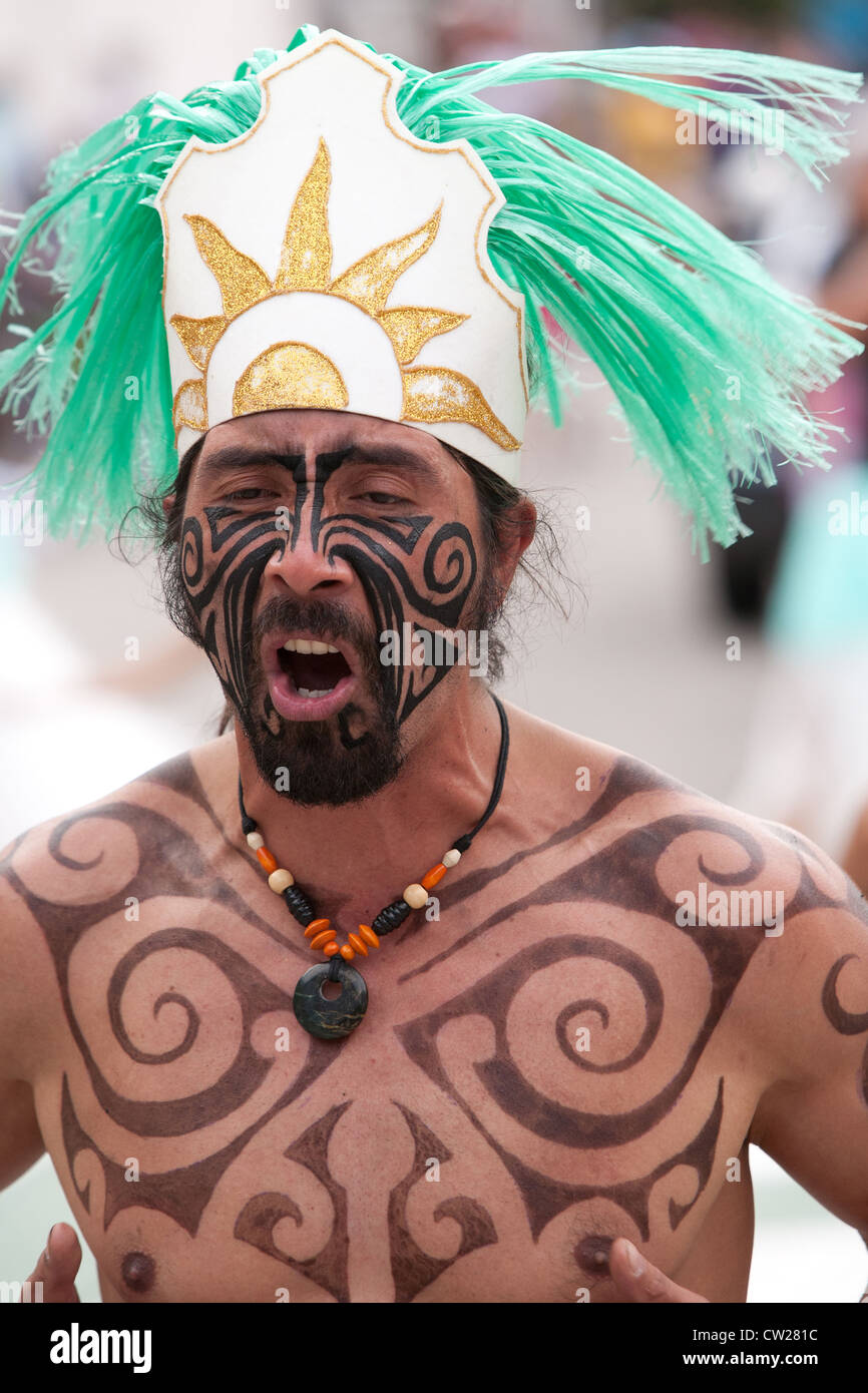 L uomo vestito come un guerriero Amazon esegue una danza tradizionale durante la celebrazione della città Foto Stock