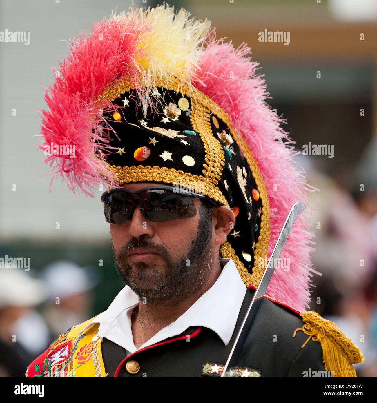 L uomo vestito come una legione romana leader in marcia su strada durante la celebrazione della città Foto Stock