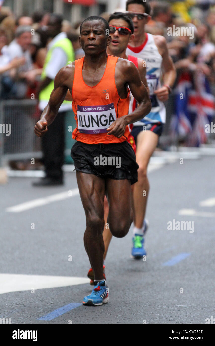 Zatara Mande Ilunga della Repubblica Democratica del Congo negli uomini la London 2012 maratona olimpica Foto Stock