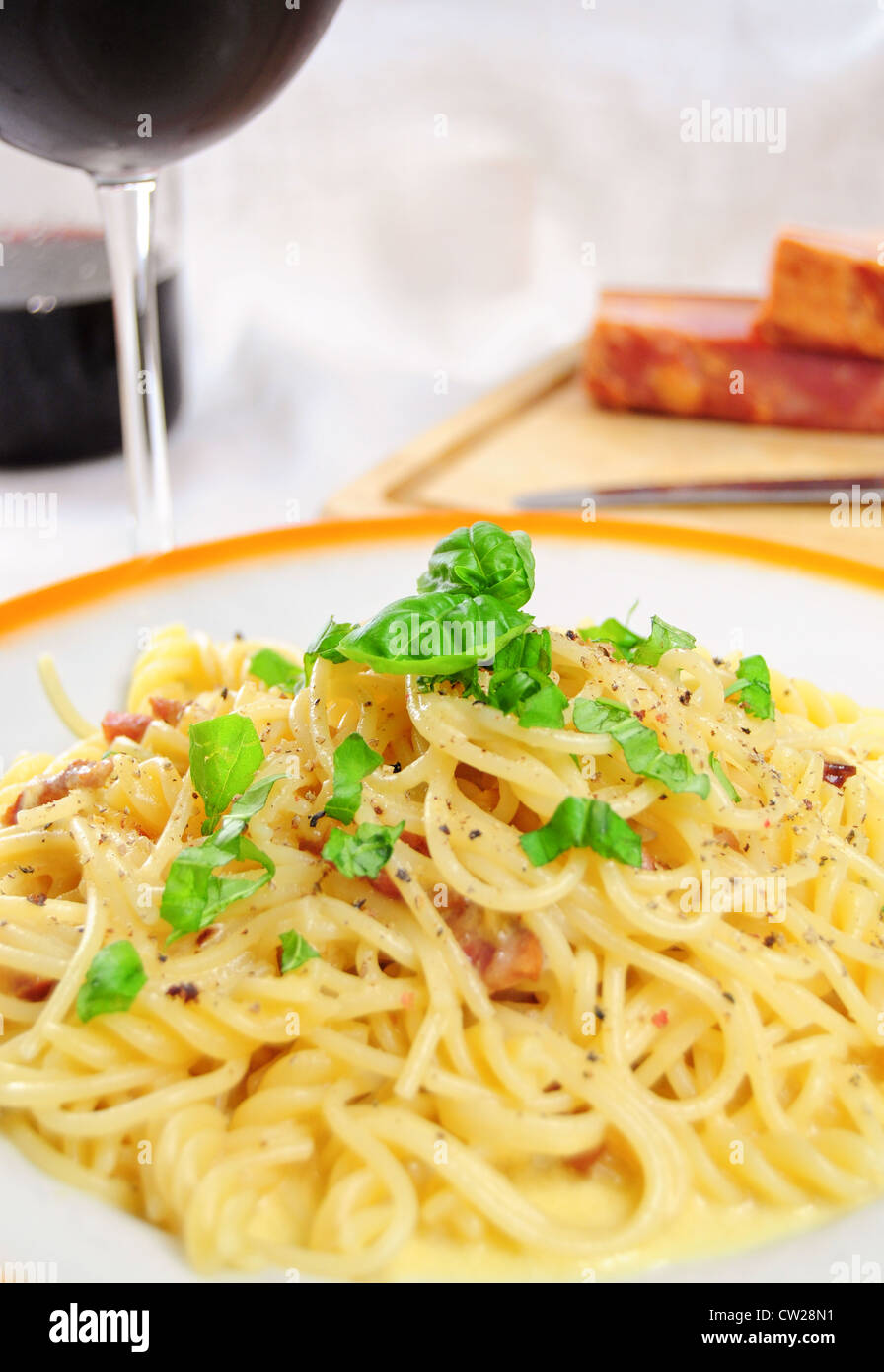 Vista ingrandita di spaghetti alla carbonara sul tavolo Foto Stock