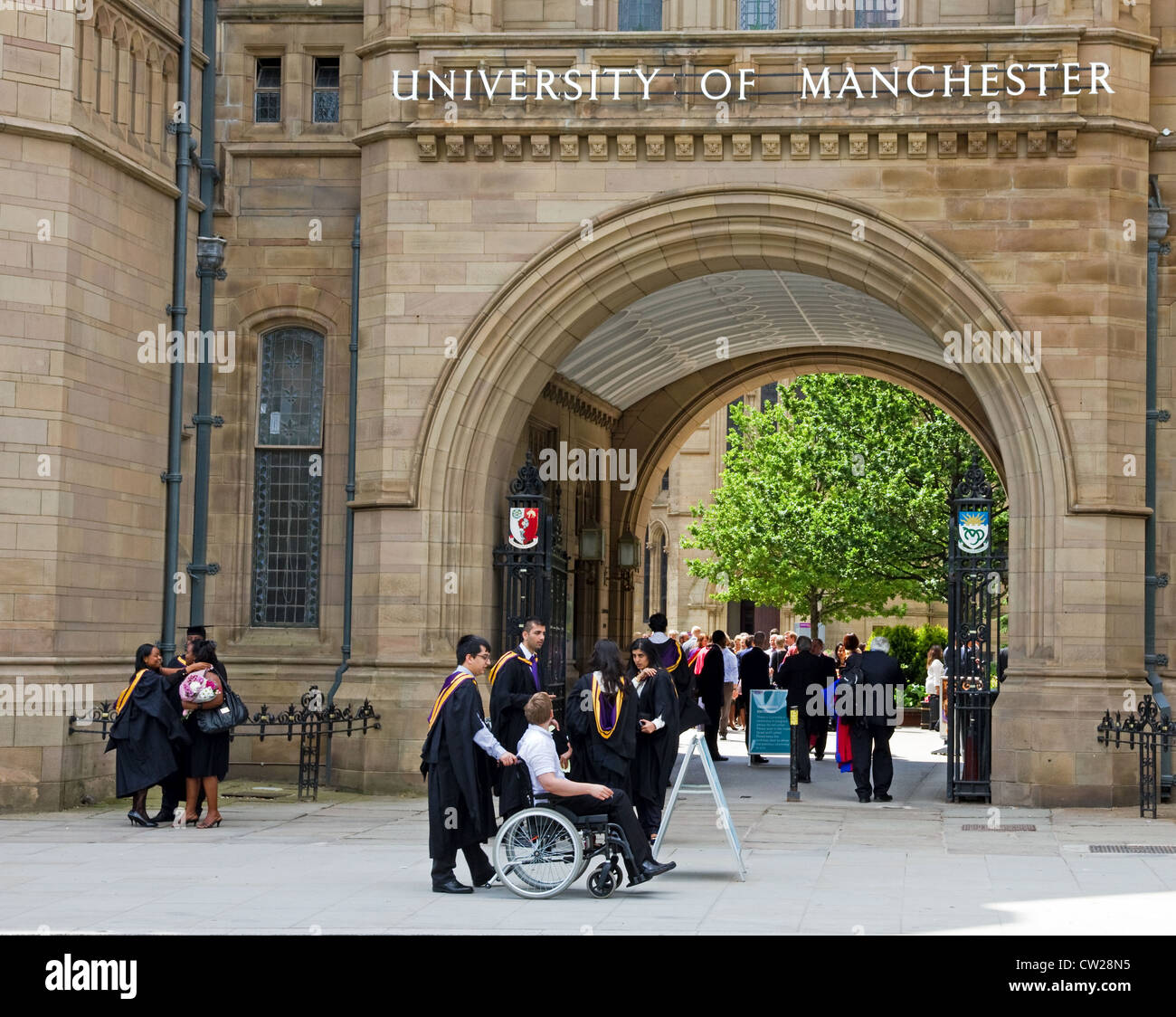 Gli studenti e le famiglie dopo la cerimonia di laurea, Università di Manchester, Manchester, Inghilterra, Regno Unito Foto Stock