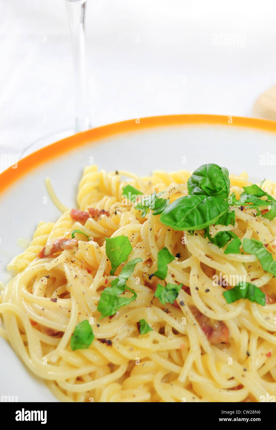 Vista ingrandita di spaghetti alla carbonara sul tavolo Foto Stock