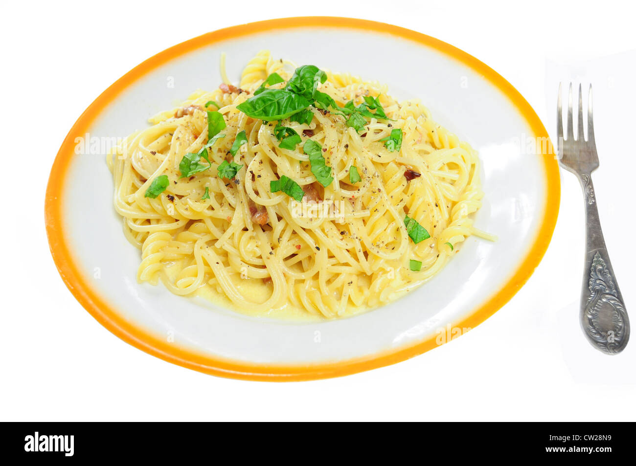 Vista ingrandita di spaghetti alla carbonara nella piastra, isolato Foto Stock