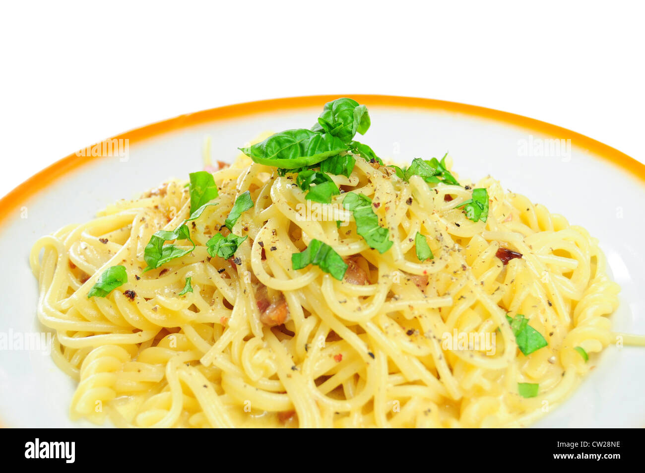 Vista ingrandita di spaghetti alla carbonara nella piastra, isolato Foto Stock