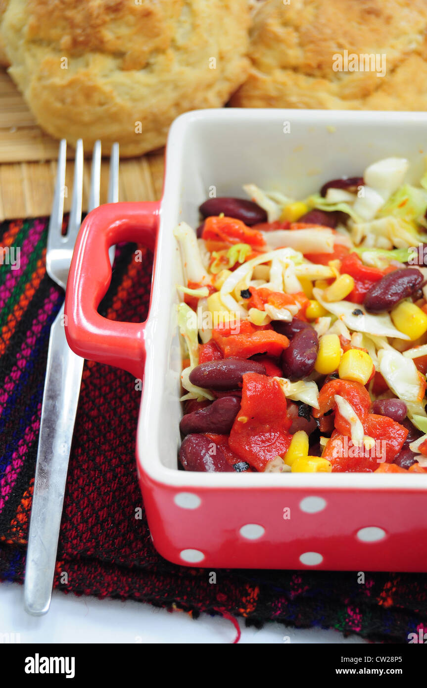 In stile messicano con insalata di fagioli rossi, mais, cavolo e peperoni rossi Foto Stock