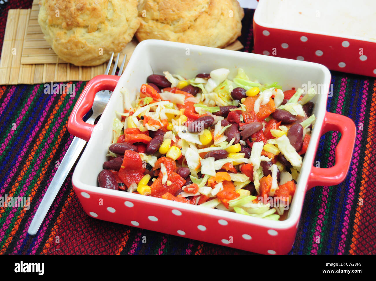 In stile messicano con insalata di fagioli rossi, mais, cavolo e peperoni rossi Foto Stock