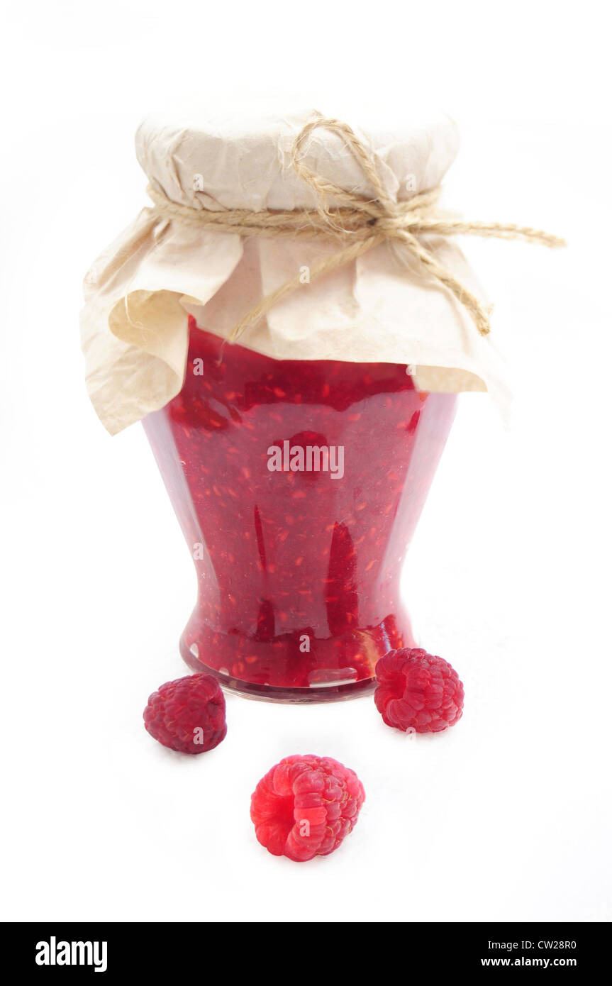 Un vasetto di marmellata di lamponi e frutta fresca Foto Stock