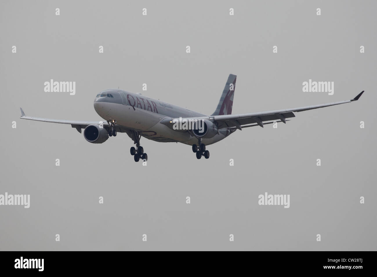 Il Qatar Airbus A330 l'atterraggio all'Aeroporto di Manchester Foto Stock