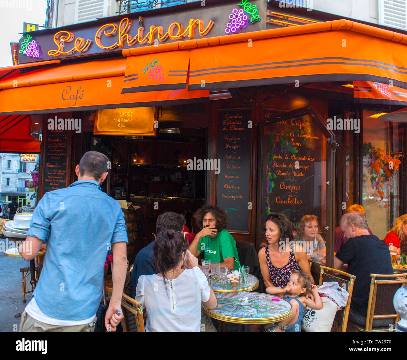 Parigi, Francia, gente francese di gruppo, donne che condividono le bevande nella zona di Abesses Montmartre, Bistro Ristorante 'le Chinon' cameriere, quartieri, vacanze estive, quartiere di Parigi Foto Stock