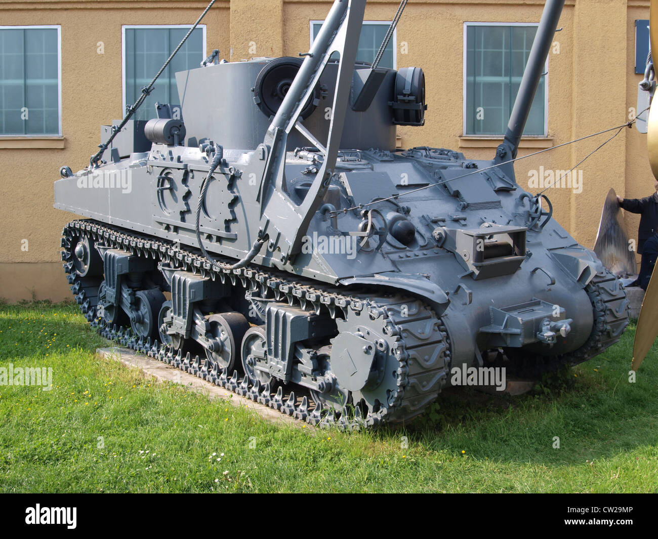 Lo Sherman M32, un veicolo di recupero utilizzato dall'esercito statunitense durante la seconda guerra mondiale, era dotato di corazzatura e gru per operazioni di recupero sul campo di battaglia. Ha svolto un ruolo fondamentale nel recupero di carri armati e veicoli danneggiati durante le operazioni di combattimento. Foto Stock